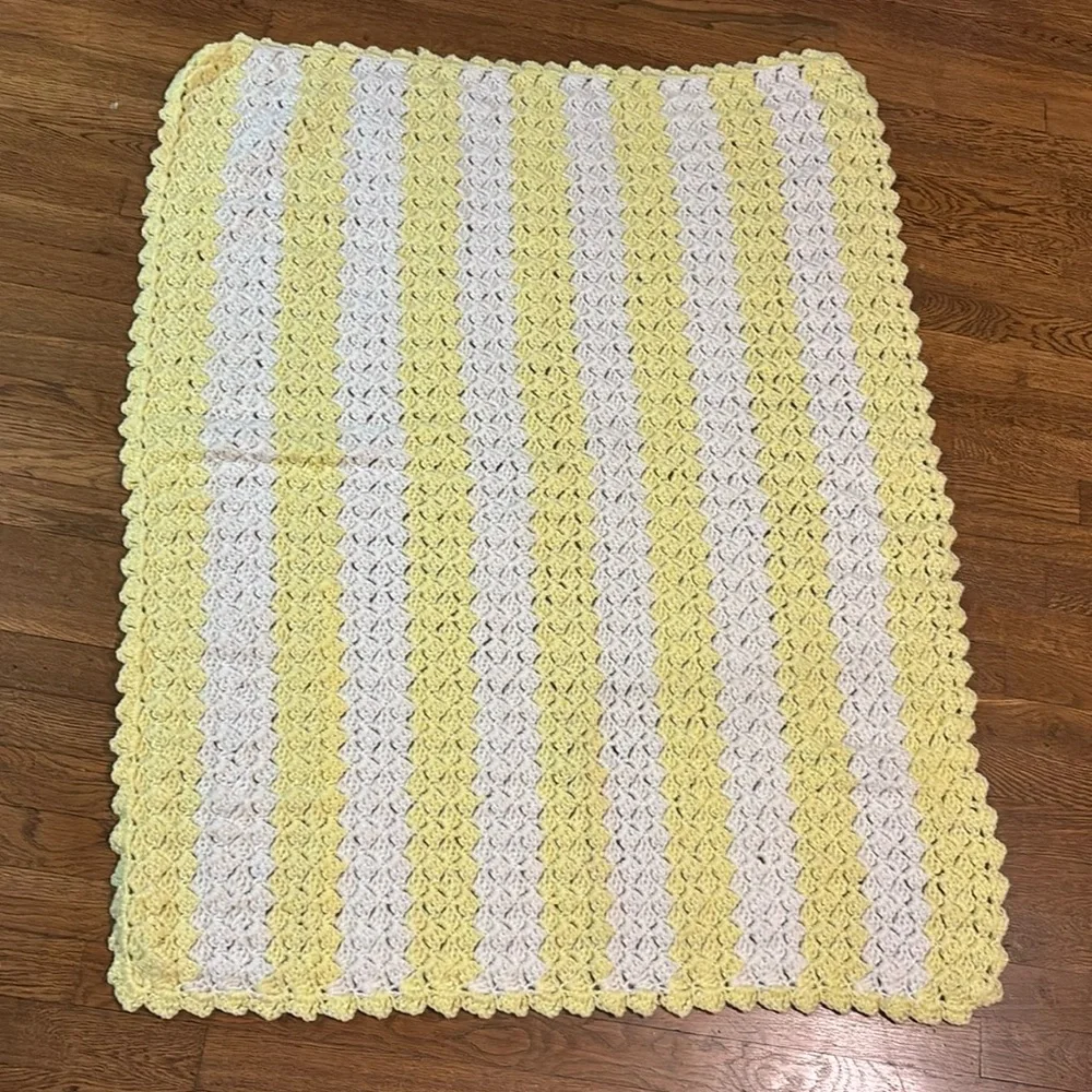 Hand Knit Blanket, Great Condition! Yellow and White, See Measurements
